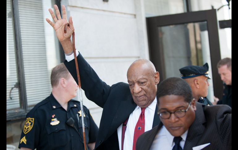 El cómico Bill Cosby (c) sale del palacio de justicia en Norristown, Pensilvania. Cosby fue declarado hoy culpable por tres delitos de agresión sexual por unos hechos ocurridos en 2004. EFE/T. Van Auken