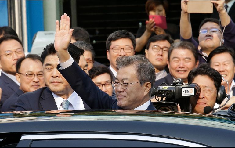 El presidente surcoreano, Moon Jae-in, saluda en Seúl mientras sale hacia la Línea de Demarcación Militar, donde se reunirá con el líder norcoreano Kim Jong Un para una cumbre histórica. AP/Y. Ahn