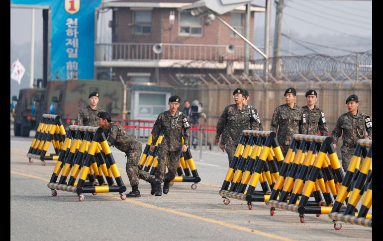 Soldados surcoreanos retiran las barricadas instaladas en una carretera que conduce a Panmunjom, previo a la histórica reunión. EFE/H. Jeon