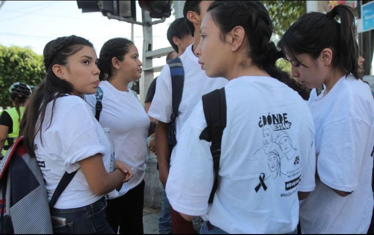 Jóvenes portan playeras con las imágenes de los tres estudiantes de cine. EL INFORMADOR/E. Barrera