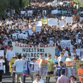 "Para nosotros no están muertos, siguen desaparecidos"; marchan por paz en Jalisco