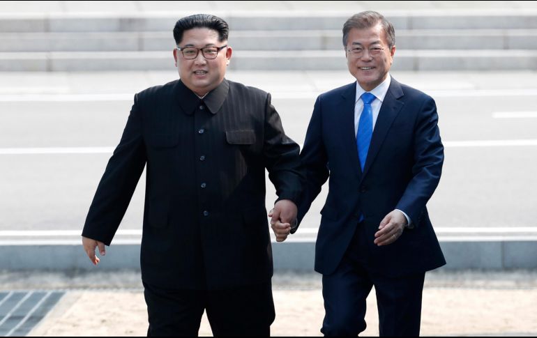 Moon Jae-in y Kim Jong-un protagonizaron este viernes un histórico encuentro en la frontera entre ambos países. AP / ESPECIAL