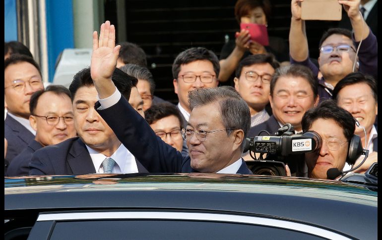 Moon Jae-in saluda en Seúl mientras sale hacia la Línea de Demarcación Militar. AP/Y. Ahn
