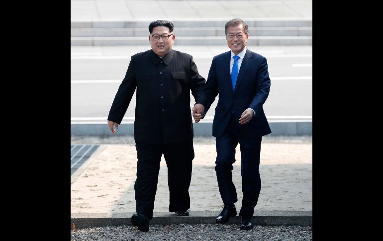 El líder norcoreano, Kim Jong-un, cruza la línea de demarcación militar que separa las dos Coreas y lo recibe el presidente surcoreano, Moon Jae-in, en Panmunjom, Corea del Sur. AP/Korea Summit Press