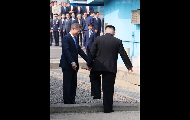 Kim cruza la línea de demarcación militar. EFE/Korea Summit Press