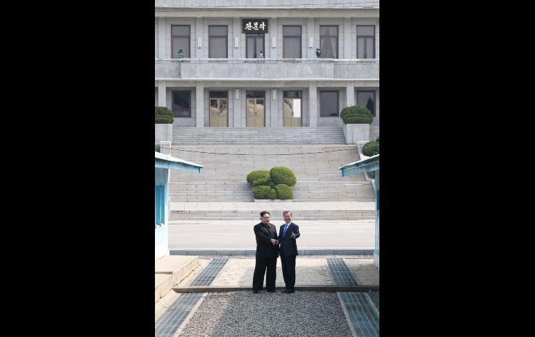 Los líderes estrechan sus manos. EFE/Korea Summit Press