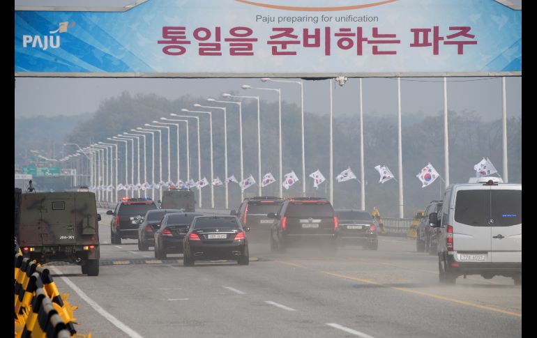 El convoy del mandatario sudcoreano pasa por el puente Tongil que conecta con Panmunjom. AFP/E. Jones