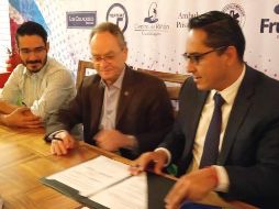 Alejandro Moreno Pérez y André Marx Miranda firman el convenio. FACEBOOK/code.jalisco