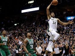Giannis Antetokounmpo tuvo un doble-doble de 31 puntos, 14 rebotes, 4 asistencias y 2 recuperaciones de balón. AP/M. Gash