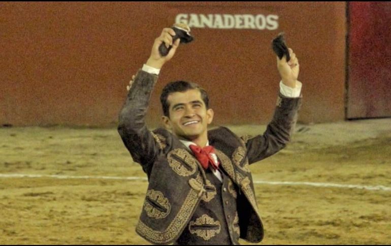 Fiel a su costumbre, Joselito realizó la suerte final recibiendo al astado y con una estocada un poco caída, pero efectiva, logró su salida en hombros. TWITTER / @JOSELITOADAME