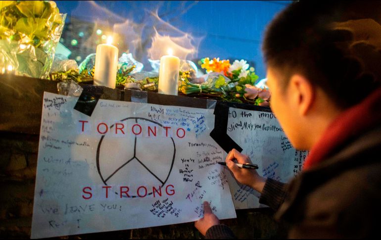 El investigador de homicidios Bryan Bott dijo a la prensa que los fiscales planean aumentar a 16 los cargos de intento de homicidio. AFP/ G. Robins