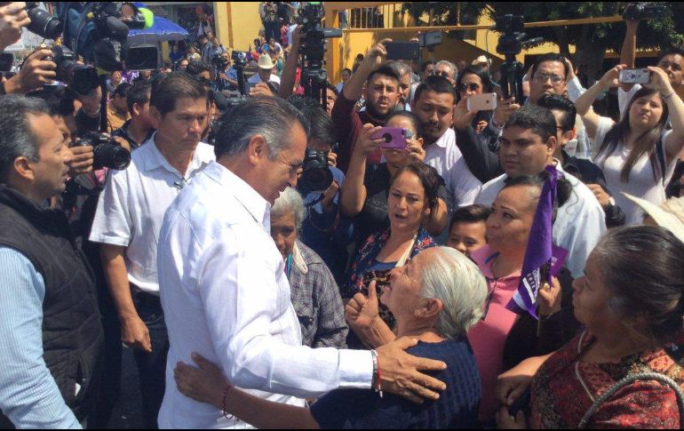 El candidato presidencial recibió muestras de apoyo a su propuesta de 