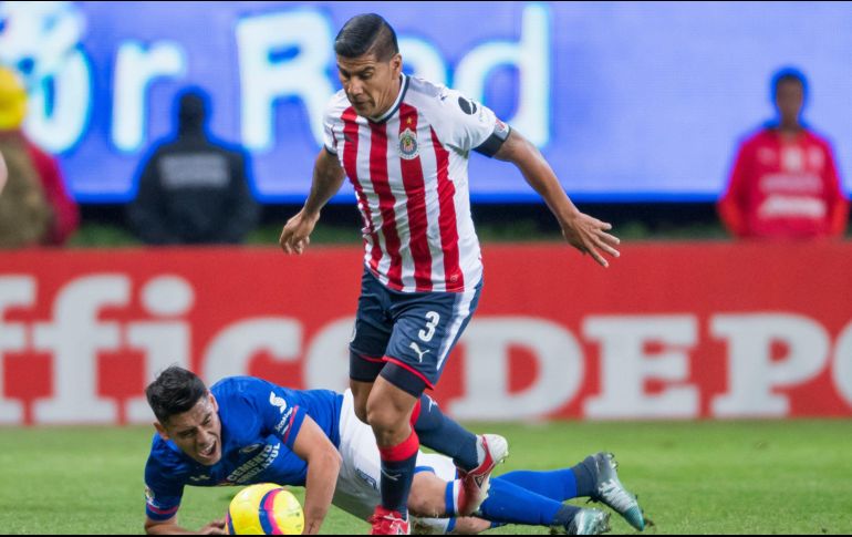 El director deportivo de Chivas afirma haber ya conversado con Salcido para confirmar su permanencia. MEXSPORT/ARCHIVO