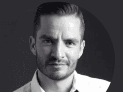 Además de su participación en 