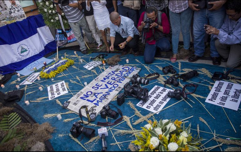 La noche del jueves, periodistas celebraron una vigilia en homenaje al reportero Angel Gahona, muerto de un disparo mientras cubría las protestas en la ciudad caribeña de Bluefields. EFE / J. Torres