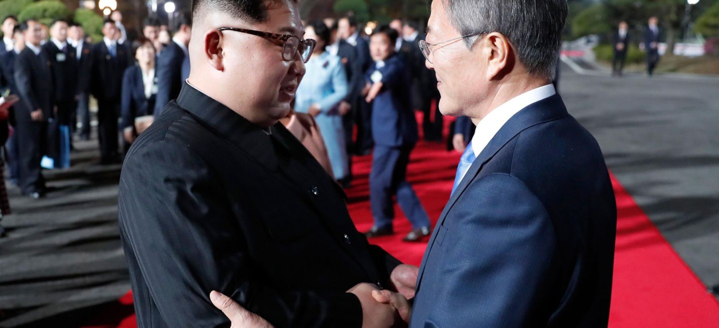 Los mandatarios coreanos se despiden al cierre de la histórica cumbre. AFP / Korea Summit Press Pool