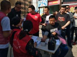 Varias personas hacen fila para donar sangre, solicitada en beneficio de los heridos en el ataque. EFE/Y. Jian