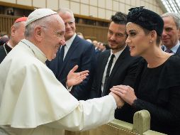 El Papa también estrecha la mano al actor británico Orlando Bloom y a su compatriota el compositor Peter Gabriel. AFP