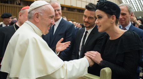 El Papa también estrecha la mano al actor británico Orlando Bloom y a su compatriota el compositor Peter Gabriel. AFP