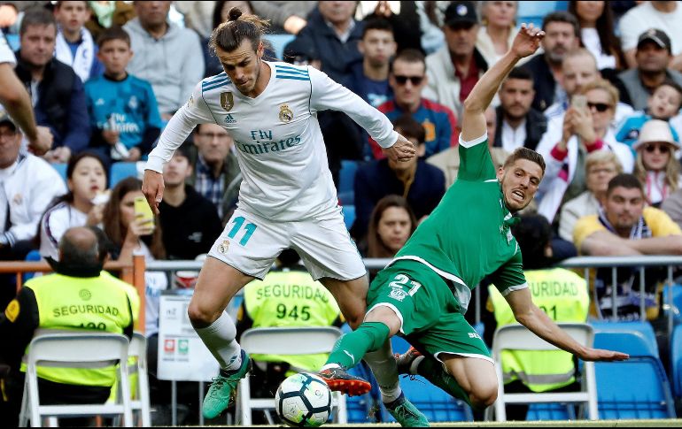 Gareth Bale (I) puso en ventaja al Real Madrid al minuto 8. EFE/C. Moya