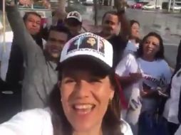 Luego de una tarde lluviosa, Zavala salió a repartir volantes de su prpía campaña en la delegación Azcapotzalco. TWITTER / @Mzavalagc