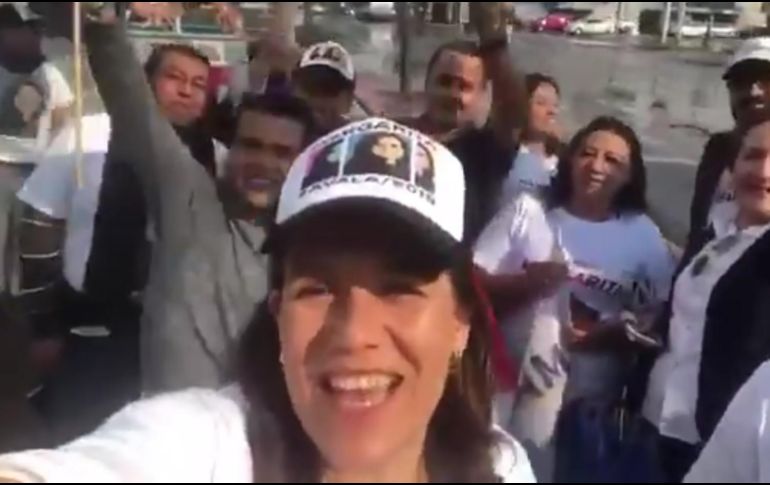 Luego de una tarde lluviosa, Zavala salió a repartir volantes de su prpía campaña en la delegación Azcapotzalco. TWITTER / @Mzavalagc