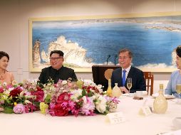 Kim Jong-Un y Moon Jae-In sellaron diversos compromisos durante la cumbre. AFP/KCNA