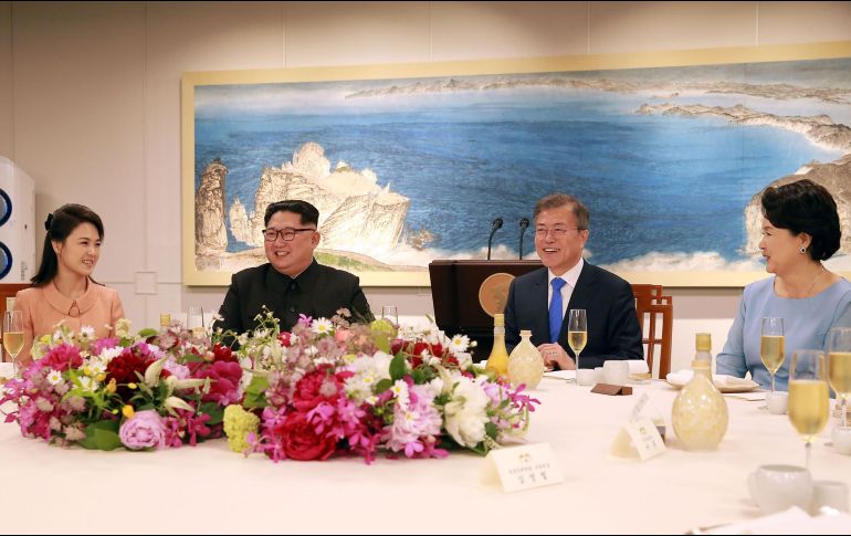 Kim Jong-Un y Moon Jae-In sellaron diversos compromisos durante la cumbre. AFP/KCNA