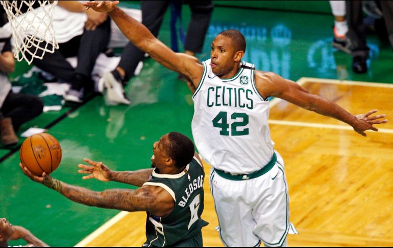 Al Horford (#42) se ha convertido en el bastión de los Celtics ante la ausencia de hombres como Kyrie Irving. AP/M. Meyer
