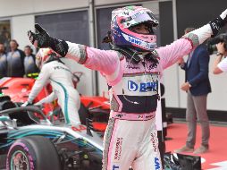 Sergio Pérez mantuvo a raya a Vettel para quedarse con la tercera posición y darle a Force India su primer podio desde 2016.  AFP/A. Isakovic