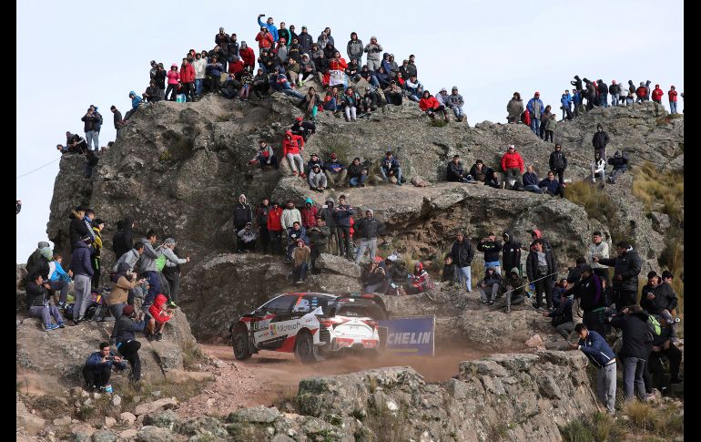 Personas observan la carrera del rally mundial de la FIA en El Cóndor, Argentina. AP/N. Aguilera