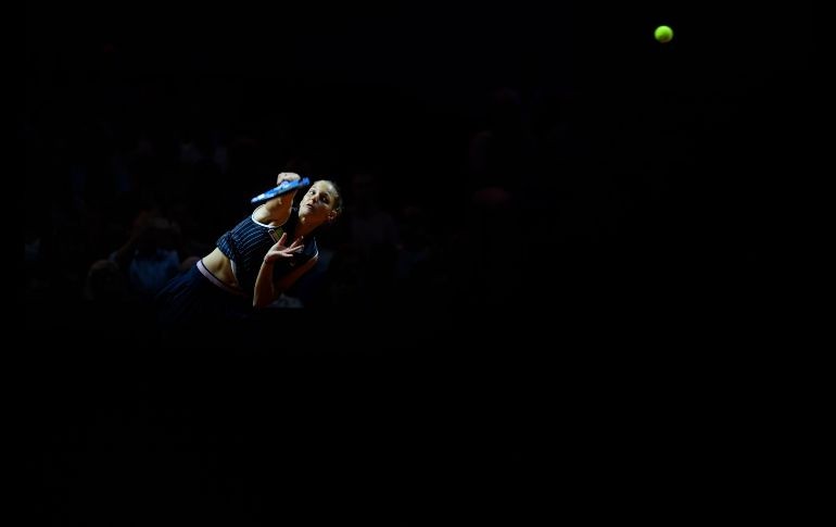 La checa Karolina Pliskova sirve en la final del Gran Premio de tenis en Stuttgart, Alemania, ante la estadounidense CoCo Vandeweghe. AFP/T. Kienzle
