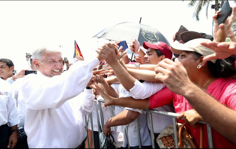 En entrevista, el tabasqueño dijo que incluso va arriba en las encuestas en Guanajuato, Jalisco y Yucatán. TWITTER/ @lopezobrador_