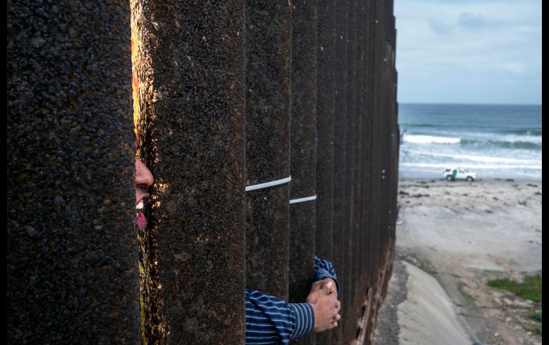 En el lado estadounidense (d), los migrantes eran observados por agentes de la patrulla fronteriza. AFP/G. Arias