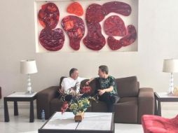 En una fotografía, Meade está sentado en un sillón café junto al gobernador quien viste la playera de los cafetaleros de Tapachula. ESPECIAL