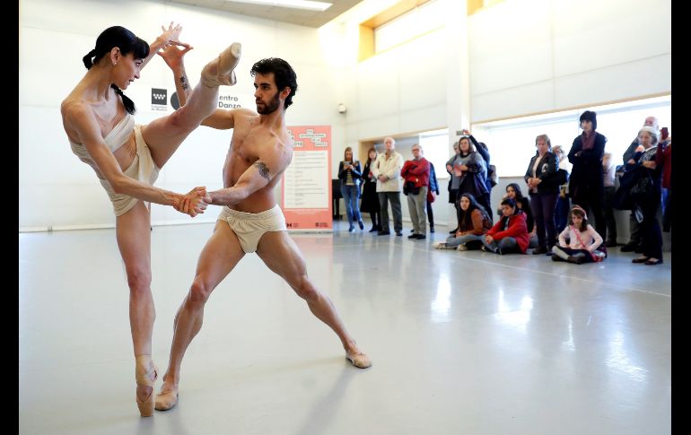 La bailarina y coreógrafa Lucía Lacarra y el bailarín Josué Ullate interpretan un paso a dos de 