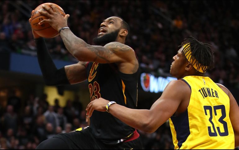Figura. LeBron James (#23) encabezó la ofensiva de los Cavaliers con 45 puntos. AFP/G. Shamus