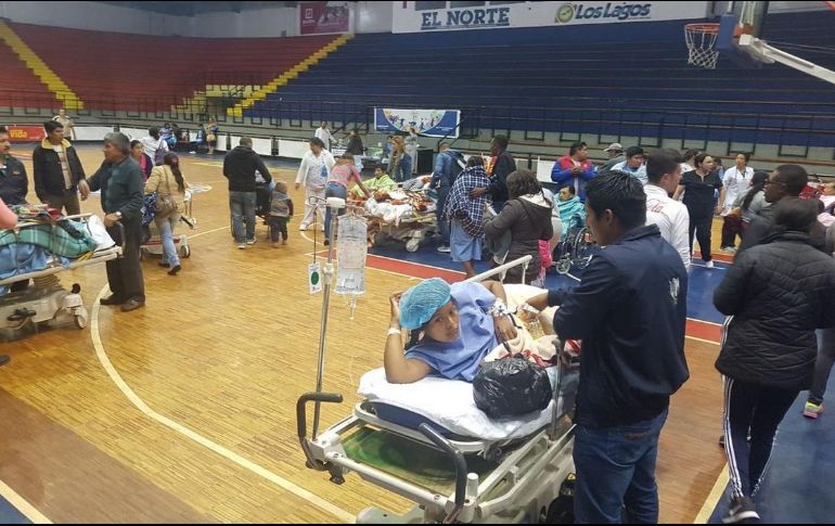 Algunos pacientes fueron trasladados al Coliseo Luis Leoro Franco y otras casas de salud locales. TWITTER/@TelediarioEC