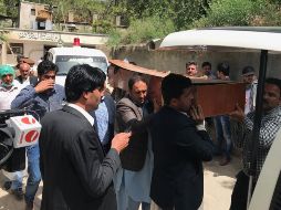 Varias personas trasladan el cuerpo de un periodista afgano fallecido en un doble atentado en Kabul. EFE/J. Jalali