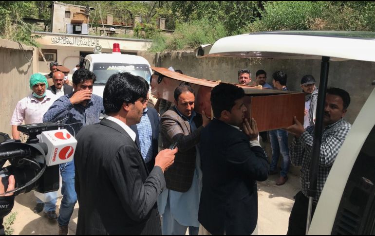 Varias personas trasladan el cuerpo de un periodista afgano fallecido en un doble atentado en Kabul. EFE/J. Jalali