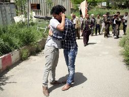 Parientes de las víctimas se consuelan mutuamente en espera de noticias. AP/M. Hossaini