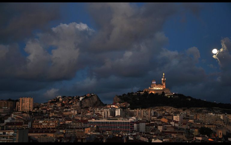 La Luna llena ilumina el cielo de Marsella, en Francia, cerca de la basílica Notre Dame de La Garde.AFP/A. Poujoulat