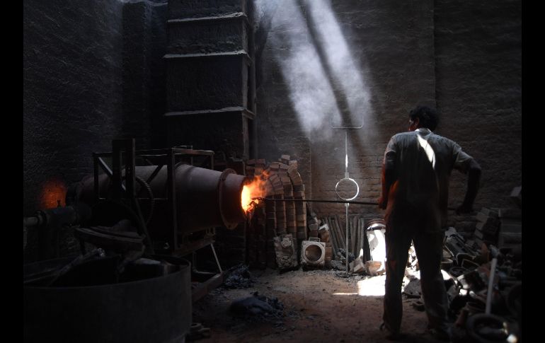 Un pakistaní trabaja en una fábrica de acero en Karachi. AFP/A. Hassan