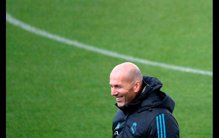 El entrenador del Real Madrid, Zinedine Zidane, ríe en un entrenamiento en el centro Valdebebas de la capital española, en la víspera del partido de semifinales de la Champions League ante Bayern Munich. AFP/G. Bouys