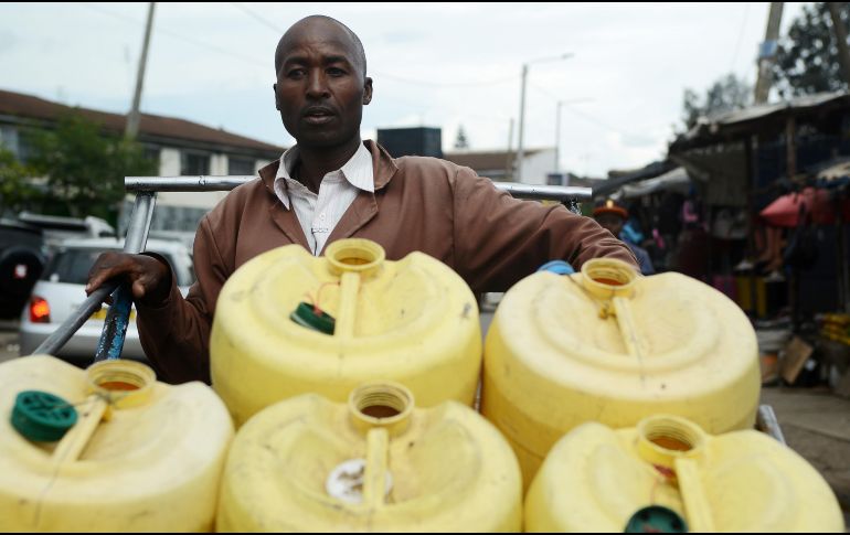 Ante la escasez de agua en los barrios más pobres de Nairobi, el keniano Samson Muli, de 42 años, saca adelante a su familia como vendedor de agua. Todos los días llena bidones de 20 litros, 15 a la vez. Con el esperado desarrollo de las infraestructuras, su negocio tiene los días contados.  AFP/S. Maina
