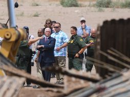 Mike Pence, vicepresidente de EU, supervisa trabajos de reposición en la frontera entre México y EU. EFE / J. Barak