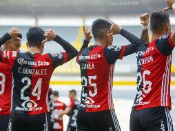 Identidad. Jugadores del equipo Sub-20 del Atlas señalan con orgullo sus playeras, durante un partido del Torneo Apertura 2017. MEXSPORT
