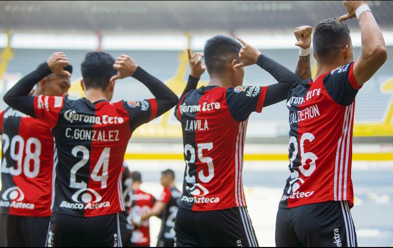 Identidad. Jugadores del equipo Sub-20 del Atlas señalan con orgullo sus playeras, durante un partido del Torneo Apertura 2017. MEXSPORT