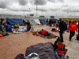 Miembros de la caravana de migrantes centroamericanos descansan en un predio de la ciudad de El Chaparral, en Tijuana. EFE/J. Teriquez