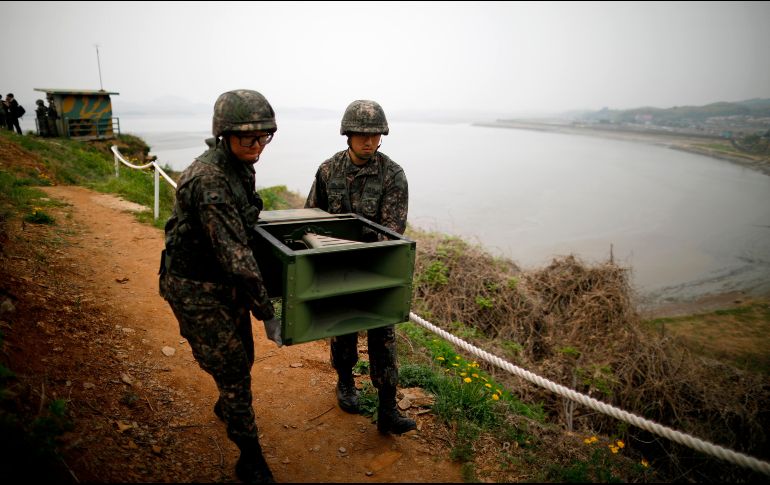Soldados surcoreanos retiran altavoces con los que emitían propaganda hacia el Norte, una de las acciones de paz acordadas entre Jae-in Moon y Jong Un Kim. AP/H. Kim